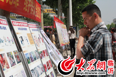 民警街頭教市民識(shí)假辨假