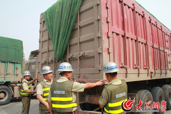 交通聯(lián)合檢查 超限貨車司機(jī)棄車而逃