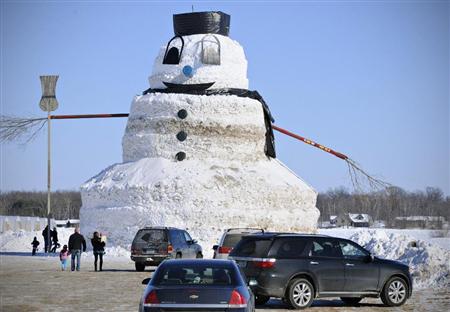 美國男子快樂除雪造就15米高雪人供觀賞（圖）