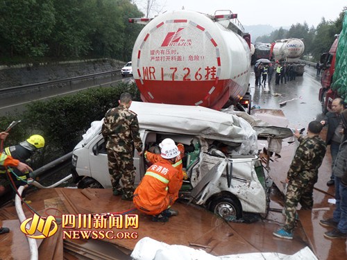 四川廣鄰高速突發(fā)連環(huán)車禍致1死多傷（組圖）