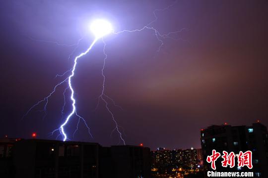 四川遭遇數(shù)千次雷電襲擊網(wǎng)友曬“夜半驚雷”（圖）