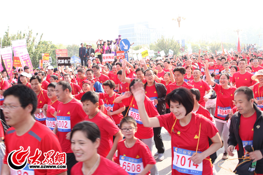 6在20多公里的賽場上，身穿紅色文化衫的萬余名選手將蘭陵這座古老城市的街道描繪成律動的紅色海洋。.jpg