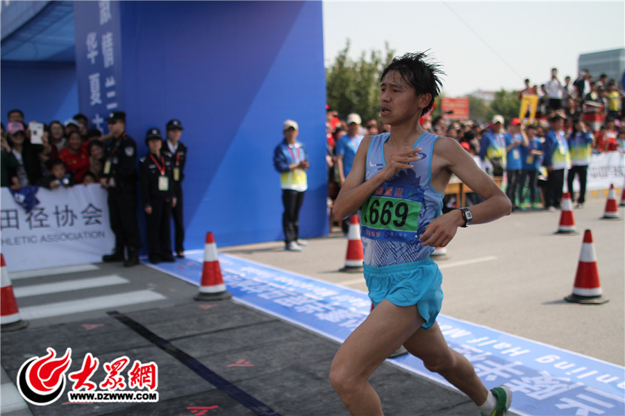 首個沖過終點的中國選手劉子玉，他是本次比賽的第十二名。.jpg