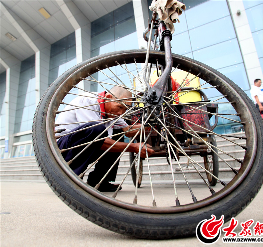 (7)孫師傅修理著自己的垃圾清理車，這兩“戰(zhàn)車”已經(jīng)陪伴老孫很多年。.jpg