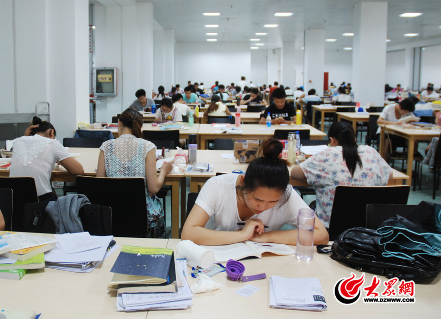 2.在臨沂大學(xué)圖書館，考研大軍為躲避酷暑，紛紛來到偌大的圖書館自習(xí)室安靜復(fù)習(xí)。.jpg