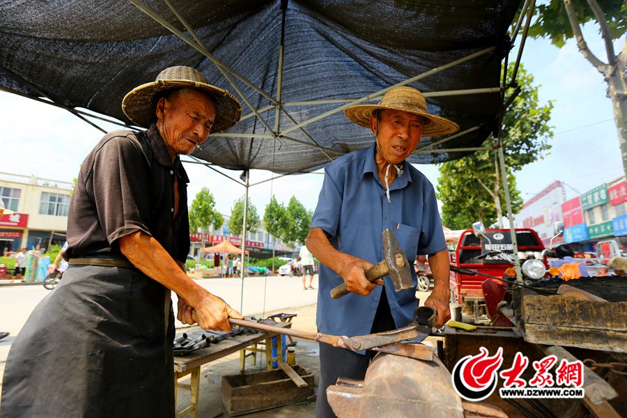 8兩人配合修理著農(nóng)具.jpg