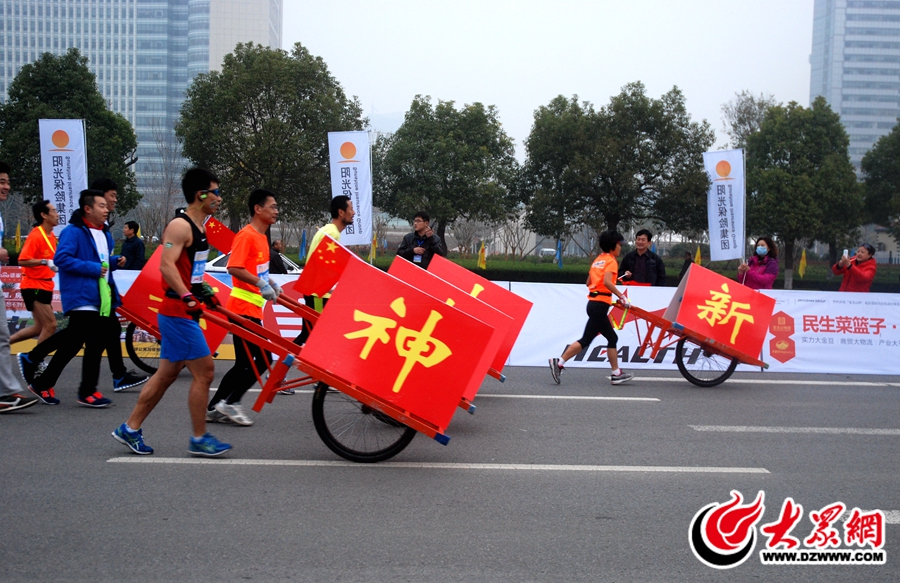 3在本次臨沂國(guó)際馬拉松比賽中，具有沂蒙元素的小推車(chē)參與其中。.JPG