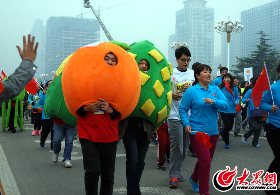 4在參賽選手隊(duì)伍中，穿著有各式卡通造型服飾的市民參加比賽。.JPG