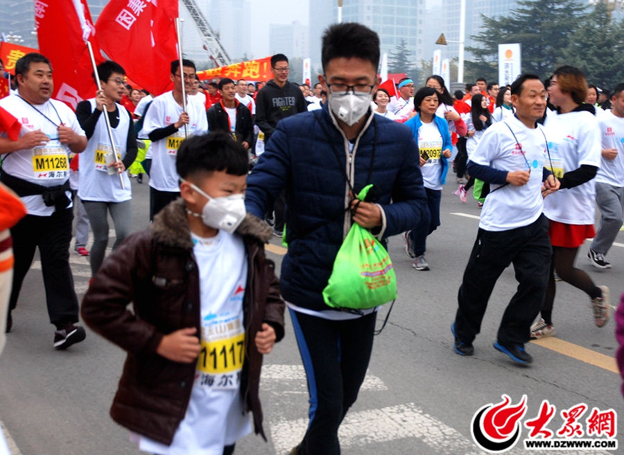 5在馬拉松隊(duì)伍中，一位父親和孩子或出于個(gè)性或因?yàn)榍宄筷庼驳奶鞖?，一起“武裝”起來(lái)參加馬拉松。.JPG