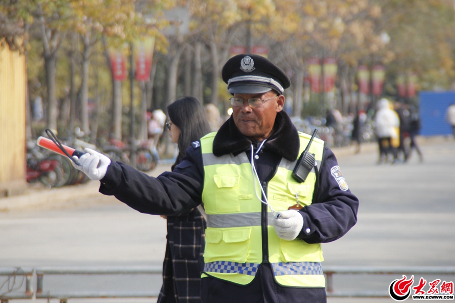 圖10、手中揮舞著警棒，口哨提醒著行人注意安全。.jpg