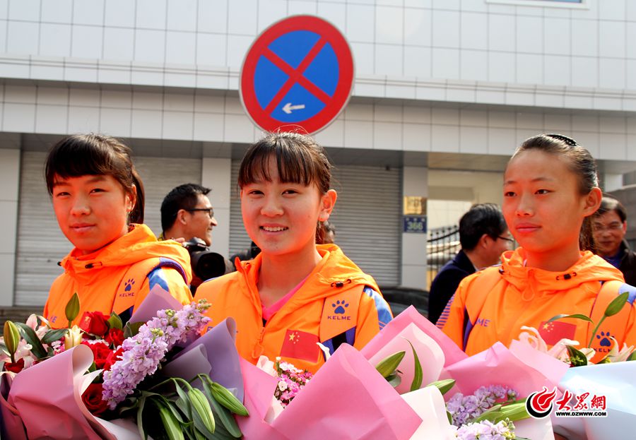 7手捧鮮花，女足姑娘們笑靨如花.jpg