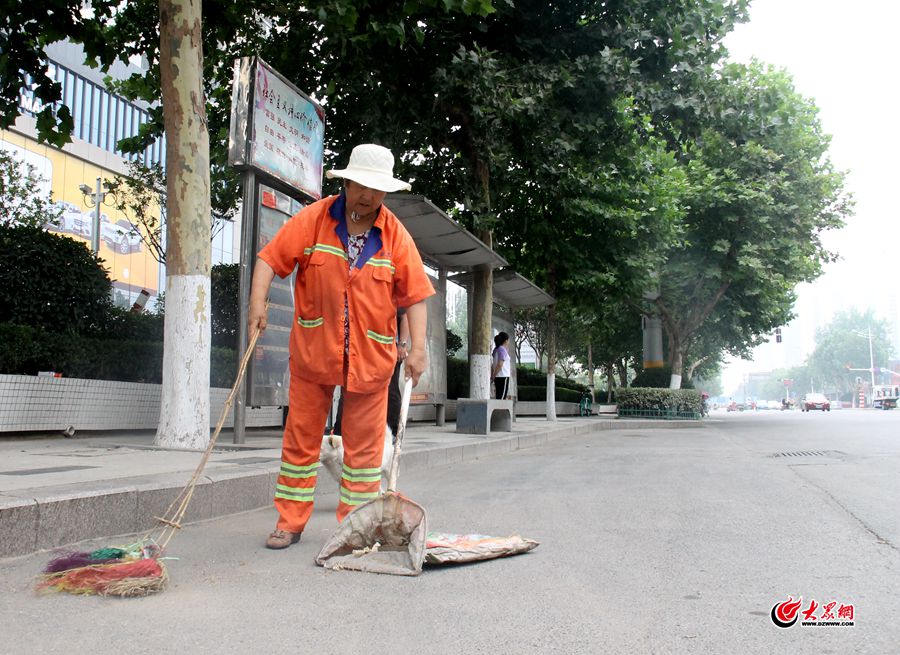 7“我覺得自己身體還不錯(cuò)，只要能堅(jiān)持，還能多干幾年！”家里的一切，讓劉香花覺得，堅(jiān)持下去也有了更大的動(dòng)力。.jpg