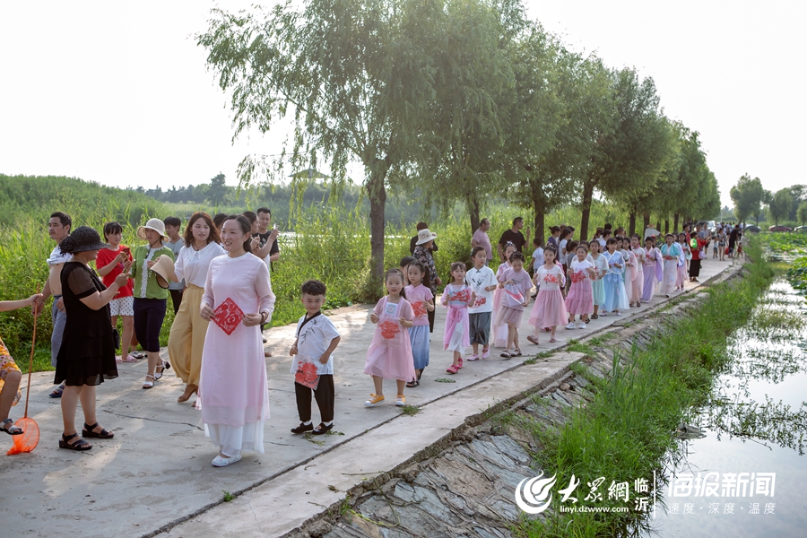 山東省臨沂市羅莊區(qū)：非遺項目進景區(qū) 活態(tài)傳承引游人——“苗苗剪紙”走進武河濕地 (1).jpg