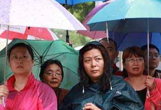 組圖：高考首日北京暴雨 考生出門神情不一