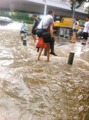 嬌小的“女漢子”水中背壯男