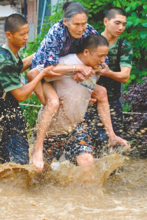 男子洪水中救人遭妻埋怨 回答:你曉得個(gè)錘子(圖)