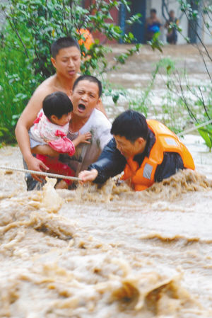 男子洪水中救人遭妻埋怨 回答:你曉得個(gè)錘子(圖)