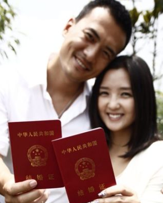 何潔赫子銘結(jié)婚 盤點(diǎn)明星罕見結(jié)婚證【組圖】